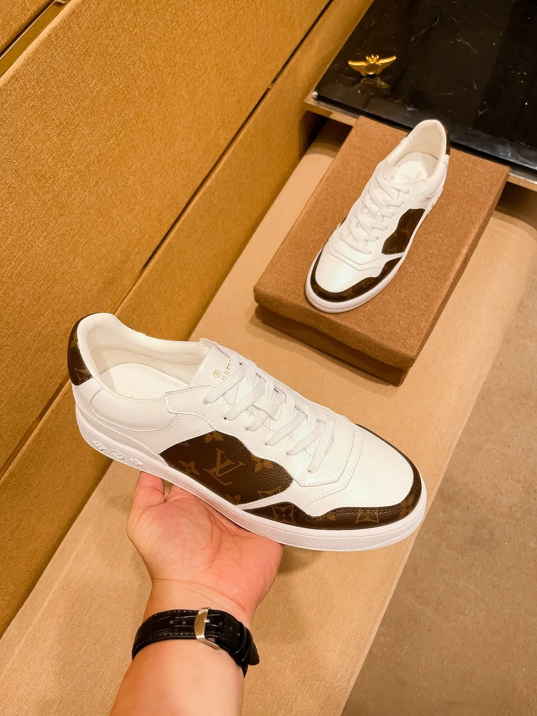 Men's shoes💰 400💰[LV]🔥Louis Vuitton, high-end men's shoes brand, official website 1:1 latest masterpiece: the upper is made of Italian imported first-layer cowhide with a comfortable and breathable lining➕original non-slip and wear-resistant outsole🔥, making walking more convenient and comfortable! An exclusive new model, a stunning work, a beautiful 1:1 replica [color] compared to the official quality! Create a fashionable personality to set off your uniqueness! A must-have for trendy men! Classic🔥Size: 38-44 Color: 🔥Multiple colors available🔥